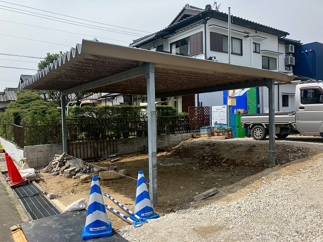 岐阜市でカーポートを点検、折板屋根、鉄骨の骨組み、雨樋を確認、運送会社のトラックがぶつかりました